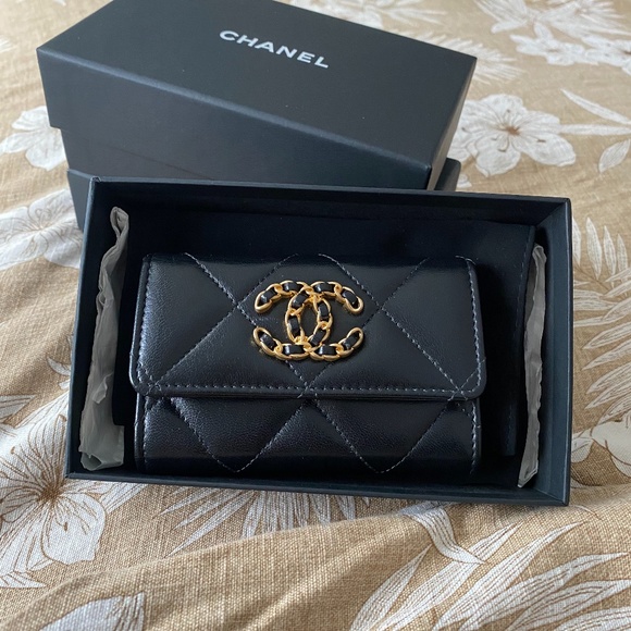 CHANEL Handbags - Chanel 19 Cardholder Wallet